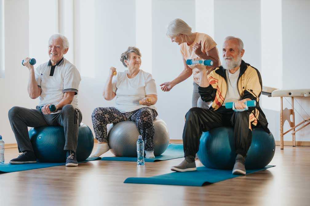 abuelos rehabilitan pilates dolores lesiones lumbares cansancio
